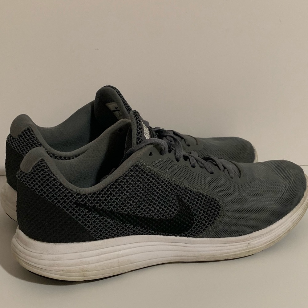 NIKE Revolution 3 Men's Size 11 Gray & White